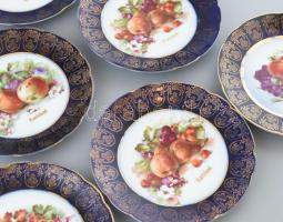 Karlsbad gyümölcsös tányér, részben kézzel festett, jelzett, apró kopásokkal, egyiken egy kis csorba...