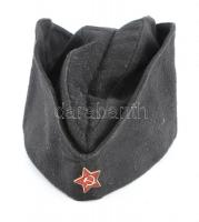 Szovjet katonai sapka, sötétszürke szövet, jelvénnyel, belül gyártói jelzéssel (Knyagininskaya ruhag...