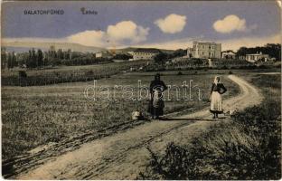 1912 Balatonfüred, asszonyok kosárral a földúton, szőlőskertek. Koller Károly József kiadása (EK)