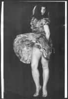cca 1975 Pörgős szoknyákban, szolidan erotikus felvételek, 3 db vintage fotó, ezüst zselatinos fotóp...