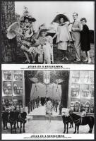 cca 1965 Federico Fellini: ,,Júlia és a szellemek című olasz - francia filmjének szereplői és jelenetei, 13 db vintage produkciós filmfotó, ezüst zselatinos fotópapíron, a használatból eredő (esetleges) kisebb hibákkal, (a képekhez kapcsolódó plakátot ld. a plakátok között), 18x24 cm