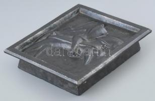 Lovaskatona. Mázas kerámia. Jelzés nélkül, feltehetően Zalakerámia. Apró sérüléssel az alsó élénél. ...