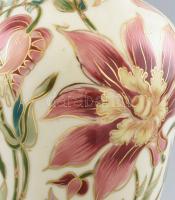 Zsolnay porcelán váza. Kézzel festett, jelzett, (János Jánosné) hibátlan. 27,5 cm