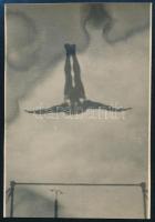 cca 1919 Tornász ugrása a gyakorlat után, Kerny István (1879-1963) budapesti fotóművész hagyatékából 1 db vintage fotó (vélhetően egy rontott nézőkép), ezüst zselatinos fotópapíron, 8,3x5,8 cm