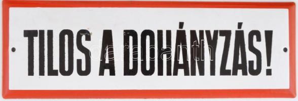 "Tilos a dohányzás!" feliratú zománcozott fém tábla, apró kopásnyomokkal, máskülönben jó állapotban, 29,5x10 cm