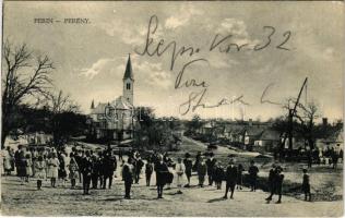 Perény, Perín (Perény-Hím, Perín-Chym); Fő tér falubeliekkel, templom, gémeskút. Foto Bierbrunner &amp; Vizi / main square, church, shadoof