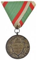 1929. "Magyar Háborús emlékérem kardokkal, sisakkal" ezüstözött bronz kitüntetés mellszalagon T:2,2-  Hungary 1929. "Hungarian Commemorative War Medal with swords and a helmet" silver-plated bronze decoration with ribbon C:XF  NMK 418.