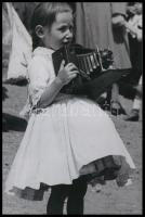 cca 1928 Balogh Rudolf (1879-1944) fényképész, fotóriporter legfiatalabb ,,tanítványa, egy falufényképezés során adta a gyermek kezébe egyik kameráját, 1 db mai nagyítás, 15x10 cm