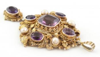 Ezüst (Ag) melltű függő, 6db ametiszttel és tenyésztett gyöngyökkel ékítve, jelzés nélkül, 7,5x4,5cm...