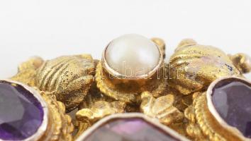 Ezüst (Ag) melltű függő, 6db ametiszttel és tenyésztett gyöngyökkel ékítve, jelzés nélkül, 7,5x4,5cm...