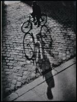 cca 1933 Dulovits Jenő (1903-1972) budapesti fotóművész hagyatékából mai nagyítás (Kerékpáros), 24x17,7 cm