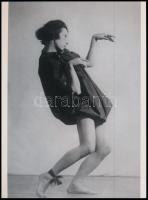 cca 1920 Szentpál Olga (1895-1968) mozgásművész fiatal korában, korabeli vintage fotóról mai nagyítás, 24x17,7 cm