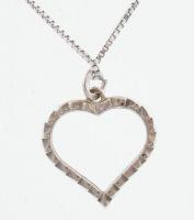Ezüst (Ag) cukorka formájú szelence, benne szív medálos ezüst nyaklánc, 51x22 mm, össz. 16 g