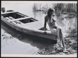 cca 1976 ,,A halász lánya kapásra vár, szolidan erotikus felvétel, 1 db mai nagyítás, 17,7x24 cm