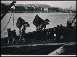cca 1938 Budapest, szénhordó munkások, Danassy Károly (1904-1996) budapesti fotóművész hagyatékából 1 db mai nagyítás, 17,7x24 cm