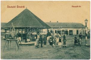 1910 Élesd, Alesd; Kossuth tér, kút, Klein Bernáth és Jakabfi Jakab üzlete, Sándor Mór nyomdája, papírkereskedése és saját kiadása. W.L. 295. / square with well and shops