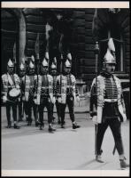 cca 1925 Budapest, budai vár, palotaőrség, Kerny István (1879-1963) budapesti fotóművész hagyatékából 1 db mai nagyítás, 24x17,7 cm