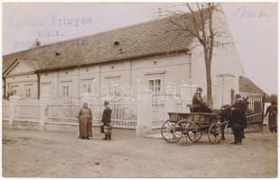 Fél, Tomásov (Pozsony, Bratislava); Rovara Frigyes kastélya, lovashintó / castle, horse chariot. photo (EK)