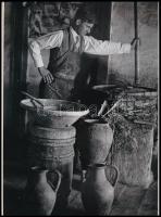 cca 1928 Tatai fazekas műhelyében, Kerny István (1879-1963) budapesti fotóművész hagyatékából 1 db mai nagyítás, 24x17,7 cm