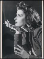 cca 1939 Karády Katalin (1910-1990) színésznő műtermi portréja, dr. Csörgeő Tibor (1896-1968) budapesti fotóművész hagyatékából 1 db mai nagyítás, 24x17,7 cm