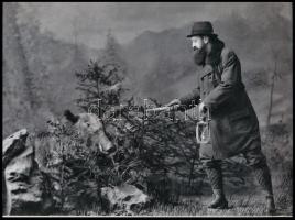 cca 1890 Bátor vadász a fényképész műtermében, festett háttér előtt, díszletek között, 1 db mai nagyítás, 17,7x24 cm