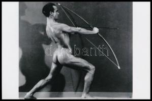 cca 1930 Angelo Funk Pál (1894-1974) budapesti fényképész és fotóművész felvétele az eszményi férfitestről, 1 db mai nagyítás, 10x15 cm