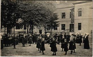 1914 Besztercebánya, Banská Bystrica; Irgalmas nővérek intézete, udvar. Machold F. kiadása / courtyard of the girl school
