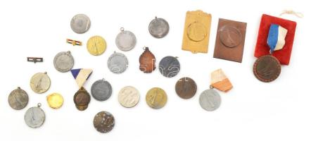 ~1950-1960. 22db-os vitorlázással kapcsolatos sport díjéremtétel, közte 1965. "Magyar Népköztársaság Bajnoka" aranyozott, zománcozott díjérem (aranyozás kopott) + 1955. "Kék Szalagért / Összevont Kat. III. - VII. 23-24. 1955" bronzozott fém díjérem szalagon T:vegyes