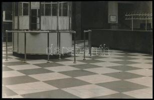 cca 1930 Mozi (?) előcsarnok, 1 db jelzés nélküli vintage fotó, ezüst zselatinos fotópapíron, 15x23,5 cm