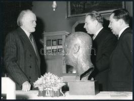 1964 április 9. Kodály Zoltán zeneszerző a szovjet nagykövettől vette át Hruscsov ajándékát, amely Prokofjev zeneszerző szoborportréja volt, feliratozott sajtófotó, 18x24 cm
