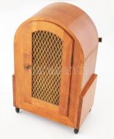 Asztali / kandalló óra. Ingajáratos, felesütős, szép hanggal, működő, jó állapotban. Fazettált üvegb...