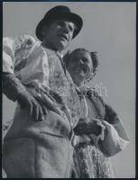 cca 1948 Szlovák pár, Botta Ferenc (1919-1968) budapesti fotóriporter és fotóművész hagyatékából 1 db feliratozott vintage fotó, ezüst zselatinos fotópapíron, 24,2x18,2 cm