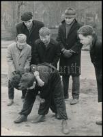 cca 1955 Bunyó a parkban, Szilárd Gyula budapesti műbútorasztalos hagyatékából 1 db jelzés nélküli, vintage fotó, ezüst zselatinos fotópapíron, 24x18 cm