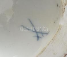 Meissen: Francia katona figurája. Kézzel festett porcelán, jelzett, sisak tolla letört, helyén festé...