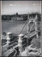 cca 1934 Villamosok az Erzsébet hídon, Kerny István (1879-1963) budapesti fotóművész hagyatékából 1 db mai nagyítás jelzés nélkül, 24x17,7 cm