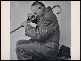 cca 1931 Kerny István (1879-1963) budapesti fotóművész hagyatékából 1 db mai nagyítás jelzés nélkül (idős bácsi a botját díszíti, faragja a bicskájával) 17,7x24 cm