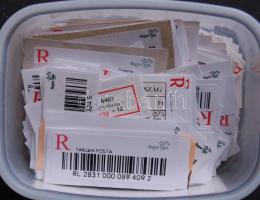 Műanyag doboz tele kivágott ajánlási ragjegyekkel