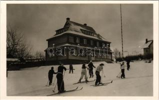 Volóc, Volovec, Volovets; Az OMIH Idegenforgalmi és Népművészeti Háza, téli sport, síelők / tourist hotel, winter sport, ski