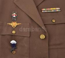cca 1950-1960 Magyar Néphadsereg repülőtiszti (őrnagy) zubbony, kabát, jelvényekkel (közte lengyel l...