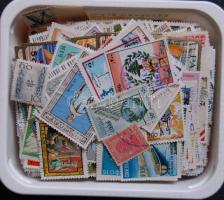 2-3 ezer darab vegyes tengerentúli bélyeg főleg Közép és Dél Amerika, Fülöp szigetek, Izrael, műanyag dobozban