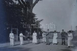 cca 1920 Tenisz társaság, 3 db vintage üveglemez NEGATÍV Kerny István budapesti fotóművész hagyatékából, 9x12 cm