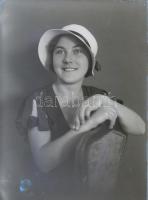 cca 1948 és cca 1950 között készült műtermi és külső felvételek, 19 db vintage NEGATÍV (17 üveglemezen) a kiskunfélegyházi Marika fotóműterem hagyatékából, 10x15 cm és 6x9 cm között