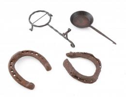2 db antik kovácsoltvas lópatkó, szerencsepatkó, rozsdásak + ólomöntő készlet, fém serpenyő és alátét, h: 25 - 26 cm