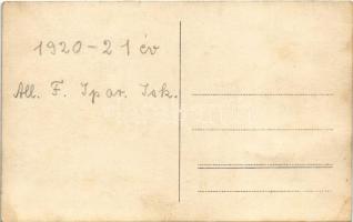 Budapest VIII. Magyar Királyi Állami Felső Ipariskola 1920-21. évfolyam tanulóinak csoportképe a műh...