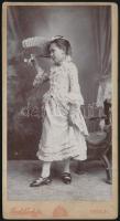 cca 1880 Legyezős kislány. Keményhátú fotó kabinetfotó Divald Eperjes 9x15 cm