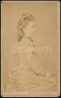 cca 1860 Fiatal hölgy keményhátú fotója Kinszky és Tsa Besztercebánya vizitkártya