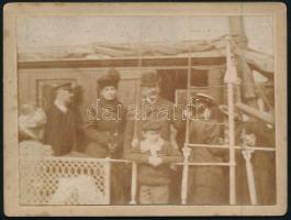 cca 1900 Omnibusz előtt a család keményhátú fotó 12x9 cm
