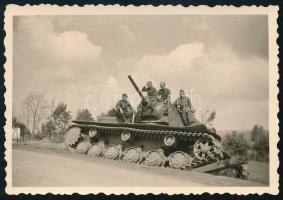 1941 Magyar katonák hátrahagyott szovjet KV-1 nehéz harckocsival (Megrekedt orosz tank Galíciában), eredeti II. világháborús fotó, hátoldalán feliratozva, 8x6 cm / Hungarian soldiers with abandoned Soviet KV-1 heavy tank, original WWII photo