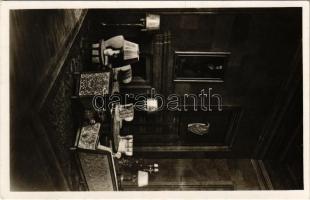 A Führer dolgozószobája, ülőhely a kandalló mellett, belső. Albert Speer műépítész / Adolf Hitler's study room, interior. Staatlichen Bildstelle