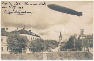 1929 Nagyszeben, Hermannstadt, Sibiu; Graf Zeppelin LZ 127-es típusú léghajó a város fölött / Graf Zeppelin LZ 127 airship above the town. photo